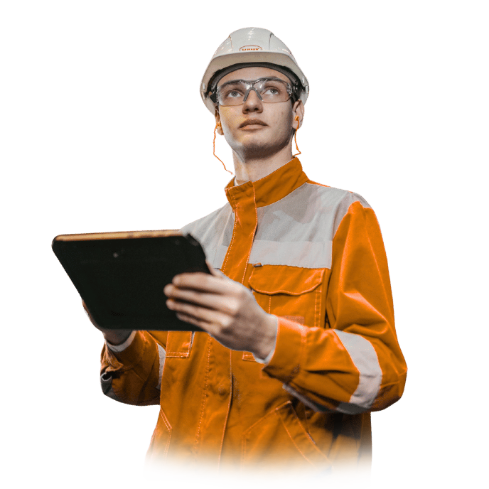 Ingenieros de Protech revisando planos en obra